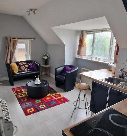 Cosy 2 Bedroom Flat - Sleeps 6 People - Close To Lewisham Dlr/Train Station London Bagian luar foto