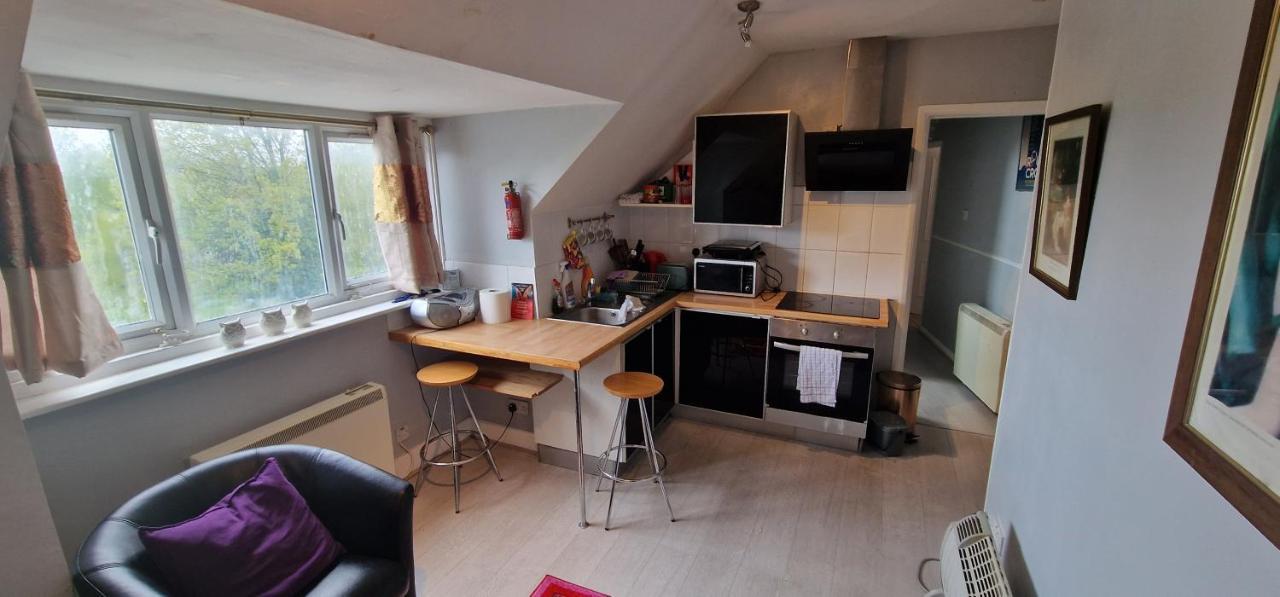 Cosy 2 Bedroom Flat - Sleeps 6 People - Close To Lewisham Dlr/Train Station London Bagian luar foto