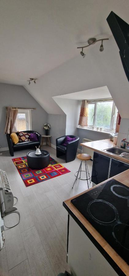 Cosy 2 Bedroom Flat - Sleeps 6 People - Close To Lewisham Dlr/Train Station London Bagian luar foto