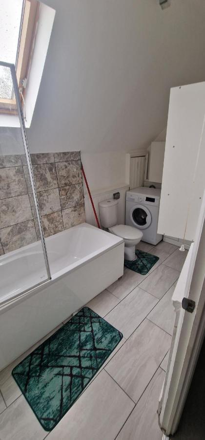 Cosy 2 Bedroom Flat - Sleeps 6 People - Close To Lewisham Dlr/Train Station London Bagian luar foto